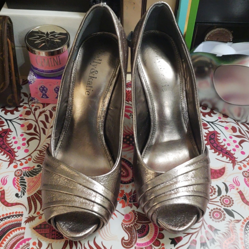 Katie & Kelley Peep-toe Pumps in Pewter Sz 5.5